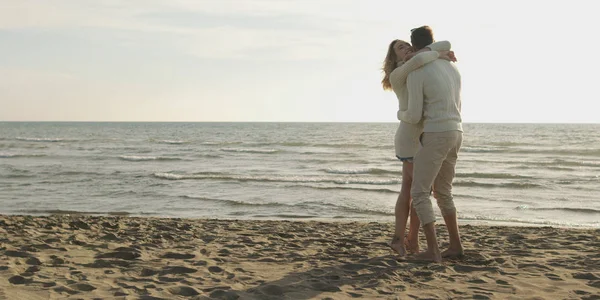 Junges Paar Vergnügt Sich Sonnigem Herbsttag Strand — Stockfoto