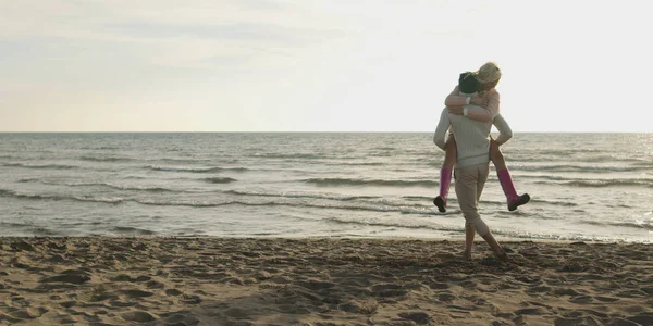秋日阳光明媚 一对年轻夫妇在海滩上玩得开心 — 图库照片