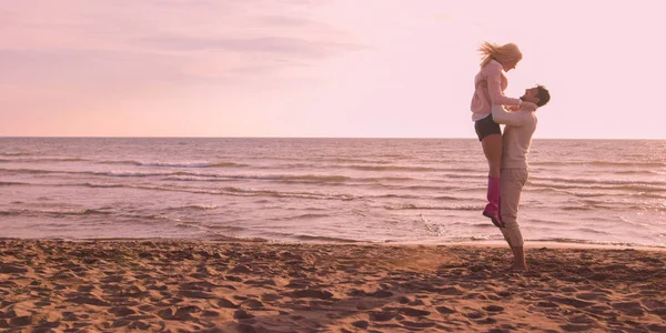 Genç Çift Sonbahar Güneşli Günlerinde Sahilde Eğleniyor — Stok fotoğraf