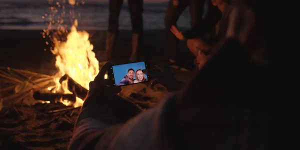 Jongen Toont Meisje Een Foto Zijn Telefoon Naast Kampvuur Het — Stockfoto