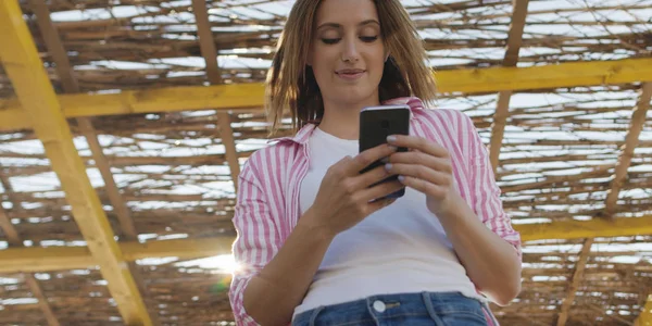 Smartphone femme textos sur téléphone portable à la plage — Photo