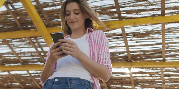 Smartphone femme textos sur téléphone portable à la plage — Photo