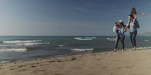 Gezin Met Kinderen Rusten Plezier Hebben Het Strand Tijdens Herfstdag — Stockfoto