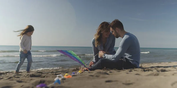 Famiglia Con Bambini Che Riposano Divertono Spiaggia Durante Giornata Autunnale — Foto Stock