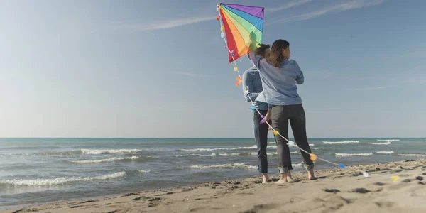 Giovane Coppia Divertirsi Giocare Con Aquilone Sulla Spiaggia Autunno Giorno — Foto Stock