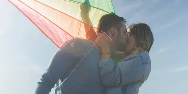 Felice coppia divertirsi con aquilone sulla spiaggia — Foto Stock