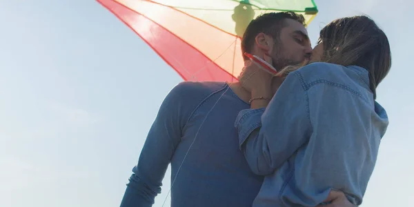 快乐的情侣在沙滩上玩风筝 — 图库照片