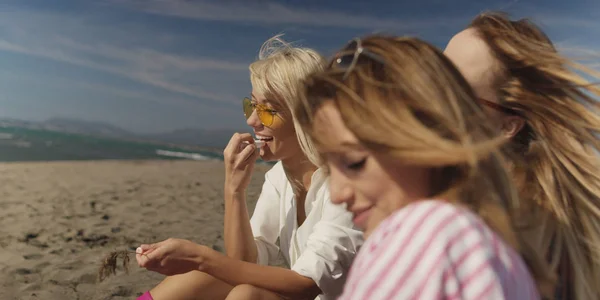 Grupo Novias Jóvenes Pasar Día Una Playa Durante Día Otoño —  Fotos de Stock