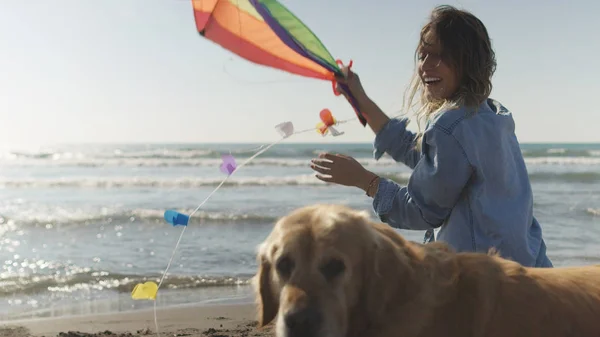 Hermosa Joven Con Perro Sosteniendo Una Cometa Playa —  Fotos de Stock