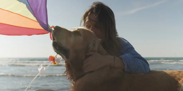 美しい若い女性と犬はビーチで凧を保持 — ストック写真