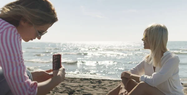 Twee Meisjes Vrienden Nemen Van Foto Met Smartphone Empty Beach — Stockfoto