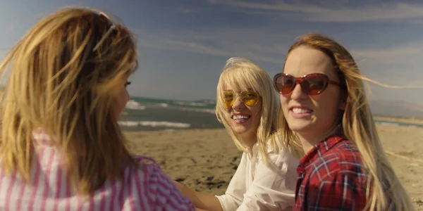 Groep Van Jonge Vriendinnen Besteedt Dag Een Strand Tijdens Herfstdag — Stockfoto