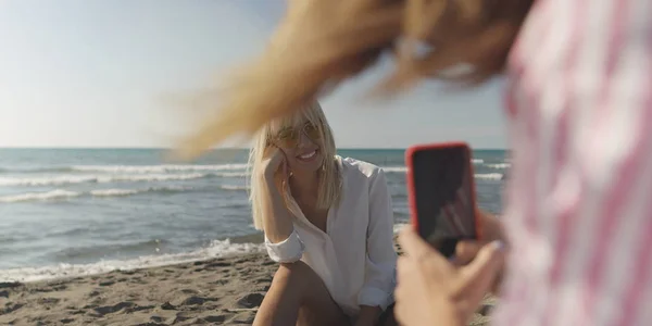 Twee Meisjes Vrienden Nemen Van Foto Met Smartphone Empty Beach — Stockfoto