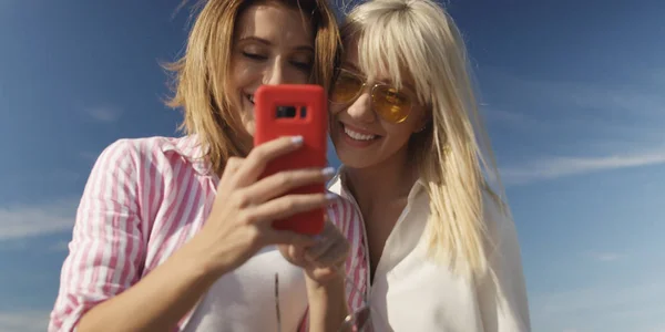 Två Tjejkompisar Fotograferar Med Smartphone Empty Beach Höstdagen — Stockfoto