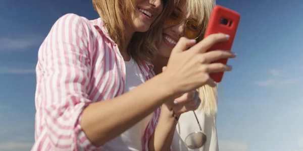 Twee Meisjes Vrienden Nemen Van Foto Met Smartphone Empty Beach — Stockfoto