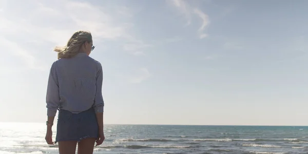 Una Joven Playa Chica Disfrutando Del Cálido Día Otoño Retrato —  Fotos de Stock