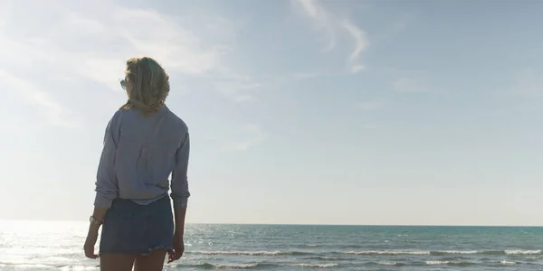 Una Joven Playa Chica Disfrutando Del Cálido Día Otoño Retrato —  Fotos de Stock