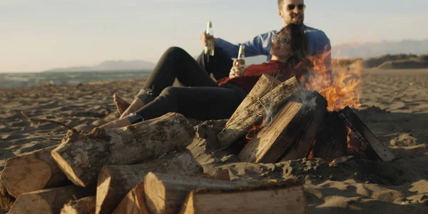 Pareja Joven Relajándose Junto Fuego Bebiendo Una Cerveza Una Bebida — Foto de Stock