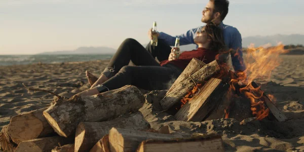 Jeune Couple Détendre Près Feu Boire Une Bière Une Boisson — Photo