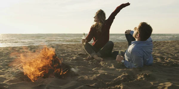 Pareja Joven Relajándose Junto Fuego Bebiendo Una Cerveza Una Bebida — Foto de Stock