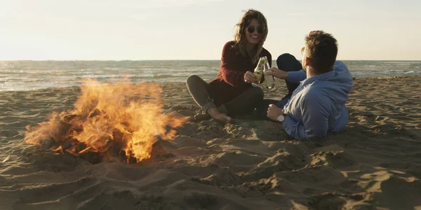 Casal Jovem Relaxando Junto Fogo Bebendo Uma Cerveja Uma Bebida — Fotografia de Stock