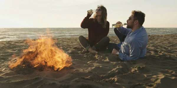 Casal Jovem Relaxando Junto Fogo Bebendo Uma Cerveja Uma Bebida — Fotografia de Stock