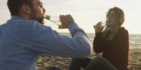 Casal Jovem Relaxando Junto Fogo Bebendo Uma Cerveja Uma Bebida — Fotografia de Stock