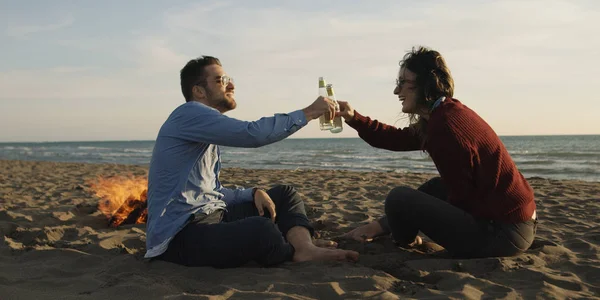 Young Couple Relaxing Fire Drinking Beer Drink Bottle — Stock Photo, Image