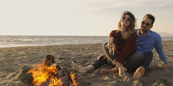 Junges Paar Entspannt Sich Feuer Trinkt Ein Bier Oder Ein — Stockfoto