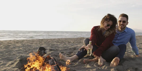 Casal Jovem Relaxando Junto Fogo Bebendo Uma Cerveja Uma Bebida — Fotografia de Stock