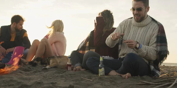 Groep Vrienden Met Hond Ontspannen Rond Vreugdevuur Het Strand Bij — Stockfoto