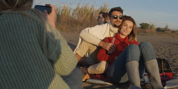 Casal Jovem Relaxando Junto Fogo Bebendo Uma Cerveja Uma Bebida — Fotografia de Stock