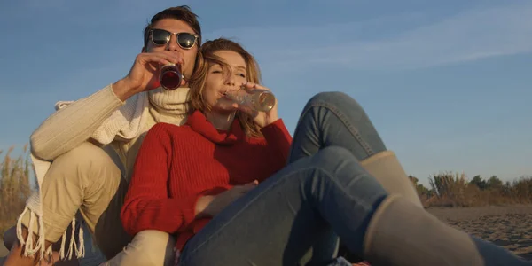 Casal Jovem Relaxando Junto Fogo Bebendo Uma Cerveja Uma Bebida — Fotografia de Stock