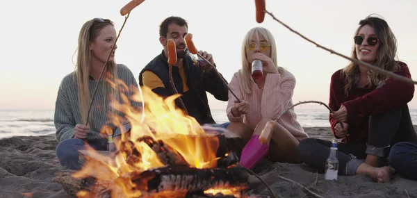 Group Young Friends Sitting Fire Late Night Grilling Sausages Drinking — Stock Photo, Image