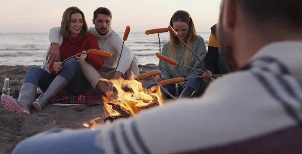 Groep Jonge Vrienden Die Avonds Laat Bij Het Vuur Zitten — Stockfoto