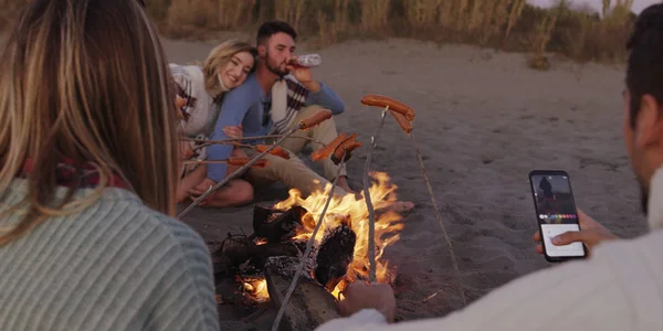 Gruppe Junger Freunde Die Spät Der Nacht Feuer Sitzen Würstchen — Stockfoto