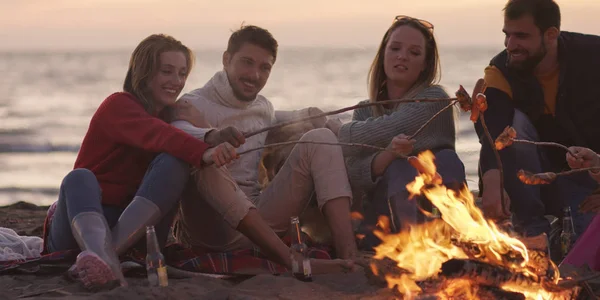 Gruppe Junger Freunde Die Spät Der Nacht Feuer Sitzen Würstchen — Stockfoto