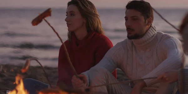 Gruppe Junger Freunde Die Spät Der Nacht Feuer Sitzen Würstchen — Stockfoto