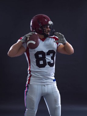 Amerikan futbolu oyuncusu fırlatma topu