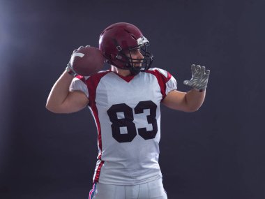 Amerikan futbolu oyuncusu fırlatma topu