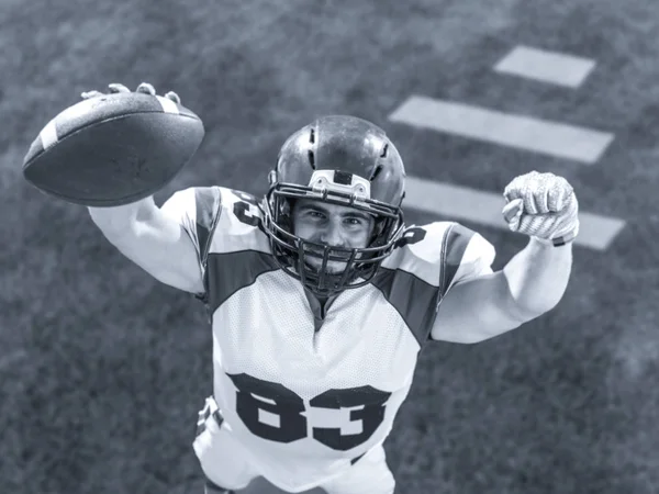 Jogador de futebol americano comemorando touchdown — Fotografia de Stock