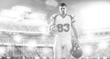 Amerikan futbolu oyuncusu büyük modern stadyum sahada izole