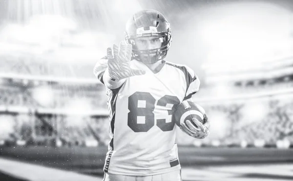 Ritratto di giocatore di football americano sicuro — Foto Stock