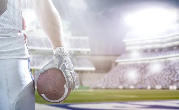 Closeup Jogador de Futebol Americano isolado no grande estádio moderno — Fotografia de Stock