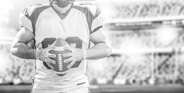 Primo piano giocatore di football americano isolato sul grande stadio moderno — Foto Stock