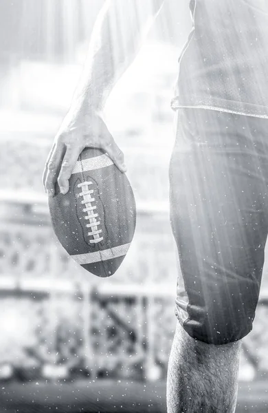 Closeup American Football-speler geïsoleerd op grote moderne stadion — Stockfoto