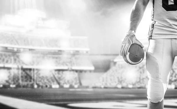 Closeup Jogador de Futebol Americano isolado no grande estádio moderno — Fotografia de Stock