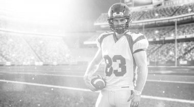 Amerikan futbolu oyuncusu büyük modern stadyum sahada izole