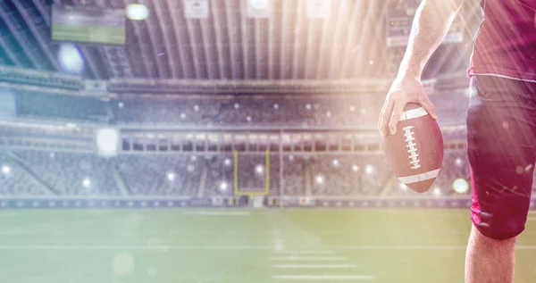 Closeup büyük modern stadyum üzerinde izole Amerikan futbolu oyuncusu — Stok fotoğraf