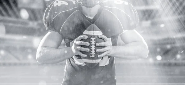 Closeup American Football-speler geïsoleerd op grote moderne stadion — Stockfoto